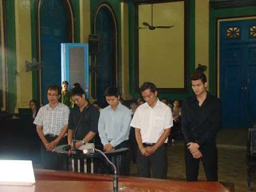 Quang cảnh xét xử vụ vận chuyển hàng công nghệ trái phép qua đường hàng không năm 2012, trong đó có siêu mẫu Vĩnh Thụy Quang cảnh xét xử vụ vận chuyển hàng công nghệ trái phép qua đường hàng không năm 2012, trong đó có siêu mẫu Vĩnh Thụy