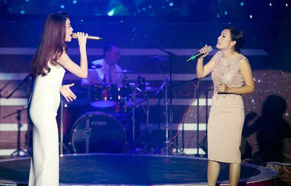 Hồ Ngọc Hà đứng chung sân khấu với Phương Thanh