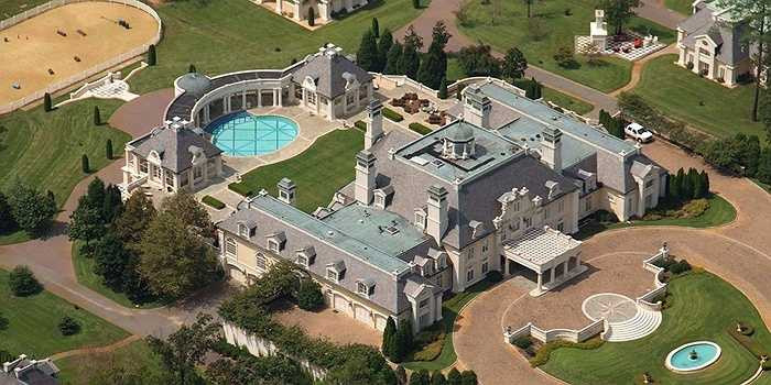 Biệt thự xa hoa này còn được gọi là ngôi nhà ghi-ta, từng được rao bán trên thị trường bất động sản Mỹ với giá 17,9 triệu USD vào năm 2011.