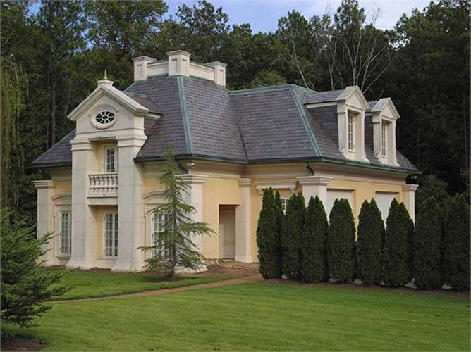 Ngoài dinh thự chính, còn có một ngôi nhà tách biệt dành cho hai người quản gia với hai phòng ngủ, hai phòng tắm, hai văn phòng, nhà để xe...