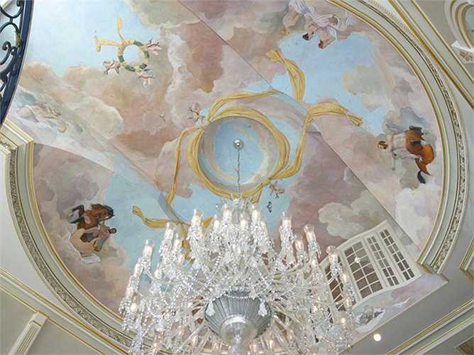 Khu tiền sảnh của biệt thự lộng lẫy và mang đậm phong cách phương Tây.