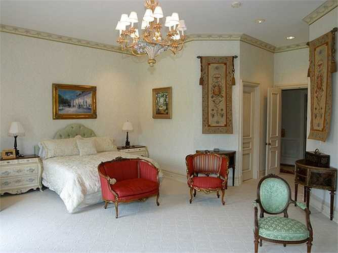 Biệt thự có 15 phòng ngủ và 22 phòng tắm.