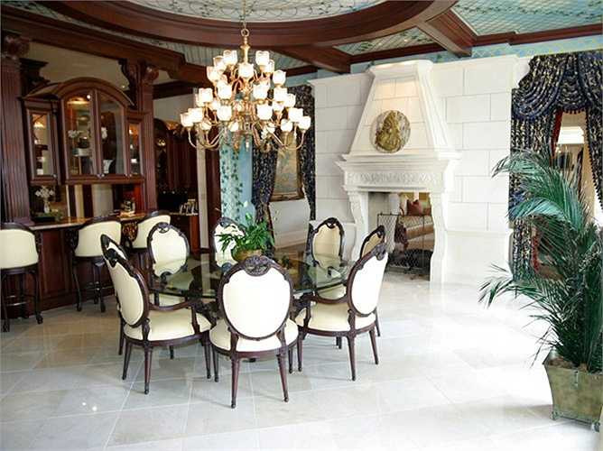 Biệt thự này còn có một phòng rượu khổng lồ và một rạp hát gia đình 25 chỗ ngồi với màn hình 170 inch.