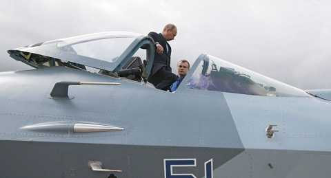 Tổng thống Putin trong chuyến thử nghiệm máy bay chiến đấu T-50 hồi năm 2010