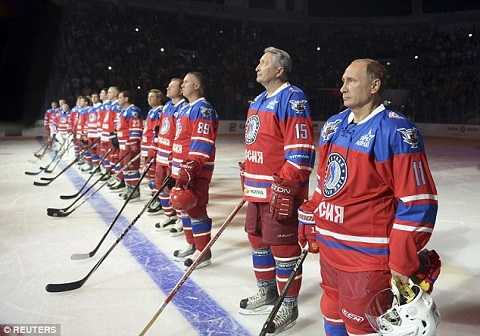 Ông Putin cùng đồng đội trong trận đấu