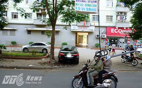 Những đoạn dây lẫn cả dây điện, dây cáp bùng nhùng ngay trên đầu người dân, bác Phú (56 tuổi, sống ở khu nhà CT16 Định Công) cho biết: ‘Nhiều đoạn dây cáp lòng thòng ngang tầm mặt người đi đường cả tháng mà chẳng có ai xử lý, người dân chúng tôi lại phải bắc thang buộc lại cho gọn để đỡ vường vào người đi đường.’ Những đoạn dây lẫn cả dây điện, dây cáp bùng nhùng ngay trên đầu người dân, bác Phú (56 tuổi, sống ở khu nhà CT16 Định Công) cho biết: ‘Nhiều đoạn dây cáp lòng thòng ngang tầm mặt người đi đường cả tháng mà chẳng có ai xử lý, người dân chúng tôi lại phải bắc thang buộc lại cho gọn để đỡ vường vào người đi đường.’