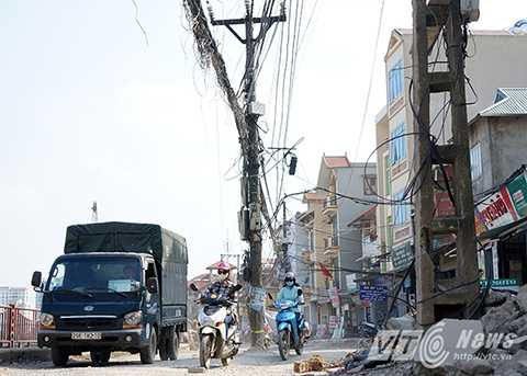 Khu vực đường ven sông Tô Lịch, giáp KĐT Định Công còn xuất hiện 4, 5 cây cột điện nằm giữa đường.