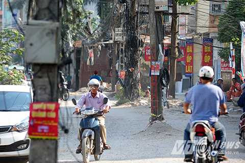 Do tuyến đường này đang được mở rộng, những cây cột điện trước nằm sâu trong ngõ nay lại chình ình ra giữa đường. Tình trạng này đã diễn ra khá lâu tuy nhiên vẫn chưa có cơ quan chức năng nào xử lý di dời hoặc có những tấm biển cảnh báo khiến những cây cột điện này trở thành cái bẫy chết người đối với người dân lưu thông qua đây. 