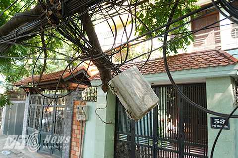 Những hộp kỹ thuật không được treo chắc chắn mà lại treo lủng lẳng. Những hộp kỹ thuật không được treo chắc chắn mà lại treo lủng lẳng.