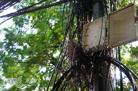 Hay hư hỏng, mở bung hết đã lâu nhưng không có đơn vị nào đến thay thế, sửa chữa.