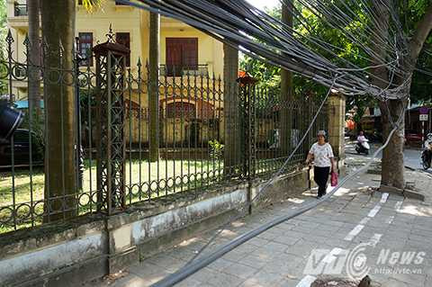 Những búi dây điện treo ngang người không rõ còn hoạt động hay không là nỗi ám ảnh của cư dân KDT Định Công.