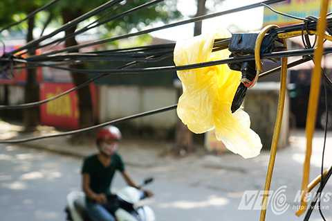 Nhiều hộ dân <a href='https://vtcnews.vn/kinh-te.1.0.html' >kinh doanh</a> buôn bán còn lợi dụng những bó dây điện chùng xuống làm nơi bắt ổ cắm điện, chúng cũng chỉ được che chắn sơ sài bằng băng dính đen và áo mưa giấy.