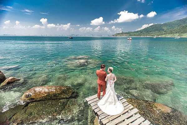 Vợ chồng ca sĩ Vũ Duy Khánh - DJ Tiên Moon đã quyết định lựa chọn Đà Nẵng - quê hương của cô dâu làm địa điểm chụp ảnh cưới.