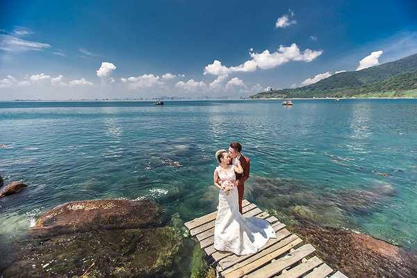 Vũ Duy Khánh và DJ Tiên Moon quen nhau nhờ danh hài Trường Giang, sau đó cặp đôi trở thành bạn bè, thậm chí có thời gian là anh em kết nghĩa trước khi trở thành người yêu rồi nên duyên vợ chồng.