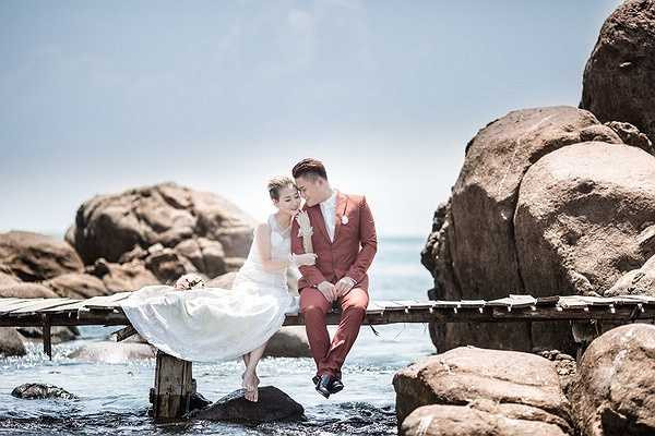 Khi được hỏi về lý do thực hiện bộ ảnh cưới đó, chàng ca sĩ của những bản hit 'Buồn - Đau - Vì' nói rằng, vì cô dâu để kiểu tóc man quá, trông tướng tá như đàn ông nên anh chàng đã nảy ra ý định thực hiện bộ ảnh đó làm kỷ niệm