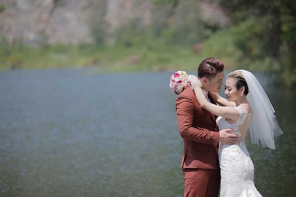 Nhưng vì là bộ ảnh chụp ngẫu hứng nên cặp đôi chọn bối cảnh cũng khá đơn giản, còn bộ ảnh cưới chính thức được thực hiện tại bờ biển Đà Nẵng xinh đẹp và thơ mộng.
