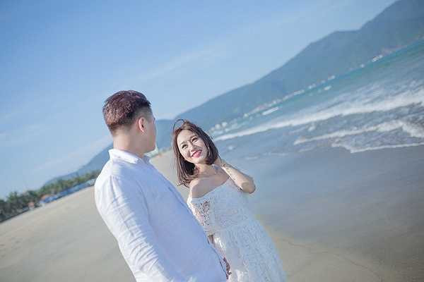 Hơn nữa, cô dâu lại đang mang bầu ở tháng thứ 4 nên việc đi lại hay chụp ảnh cũng được thực hiện rất cẩn thận và nhẹ nhàng, thi thoảng ekip lại dừng chụp để cho cô dâu nghỉ ngơi.