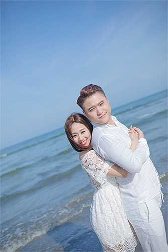 Giữa không gian rộng lớn, mênh mông của đất trời, biển khơi, cặp đôi đã dành cho nhau những cái ôm ấm áp, những nụ hôn ngọt ngào đầy hạnh phúc. 