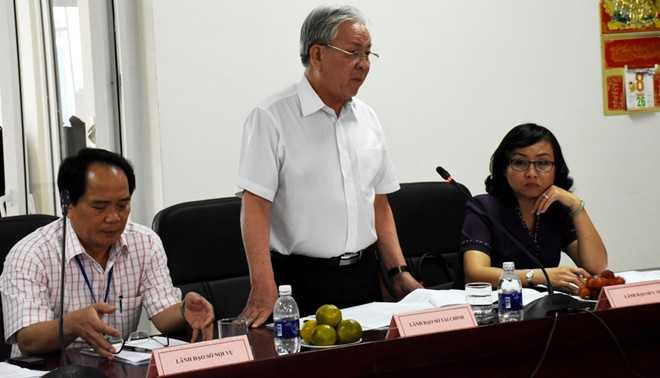 Làm việc với Bệnh viện Ung bướu ngày 8/10, đại diện Sở Tài Chính, Y tế... khẳng định việc ông Trân trả lại 37,2 tỷ đồng cho nhà tài trợ là sai. Ảnh: Đoàn Nguyên.
