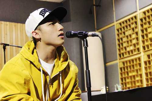 Sơn Tùng cho rằng, anh chỉ điên và ngông trên sân khấu, ngoài đời anh vẫn là người đàng hoàng, lễ phép với mọi người xung quanh.