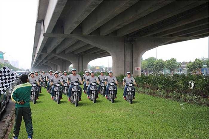 Khi bãi cỏ trở thành trường đua xe máy. (Ảnh: Đào Hoàng Anh)
