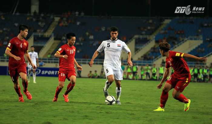 Duy Mạnh luôn có mặt ở mọi khoảng trống trên sân