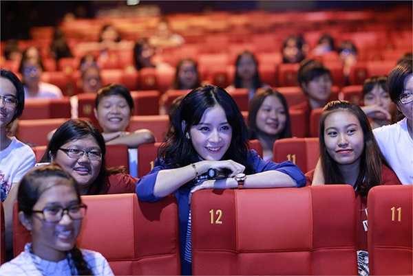 Mặt khác, vì những lo toan về cuộc sống mới ở nơi đất khách quê người khiến cô gầy rộc cả người khiến bố mẹ rất lo lắng. 