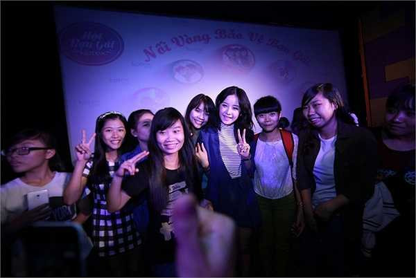 Trong buổi talk show, cả ba cũng dành thời gian để chia sẻ nhiều kinh nghiệm quý báu trong cuộc sống. Nhiều bạn đặt câu hỏi về vấn đề lần đầu đi xin việc, diễn viên Chi Pu thẳng thẳng khuyên: 'Chi nghĩ, các bạn hãy cứ là chính mình, tự tin thể hiện cá tính, đừng cố đóng giả một hình tượng nào đó hoặc nói gì đó không thật'