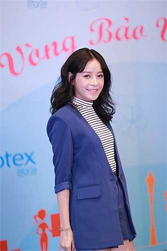 Nhà văn Phan Ý Yên lại khuyên các bạn gái nên làm đẹp cho mình, chỉn chu khi bước ra khỏi nhà thành thói quen hàng ngày để không phải lo sốt vó xem hôm nay mặc gì.