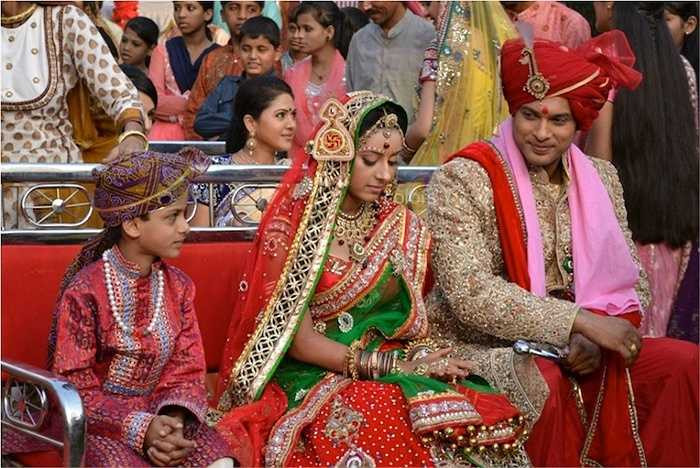 Anadi đã quyết định bỏ lại những đau khổ và nước mắt từ cuộc hôn nhân với Jagdish để giành lấy hạnh phúc cho mình cùng với người chồng mới là Shivani- người đàn ông giàu có và yêu cô say đắm.