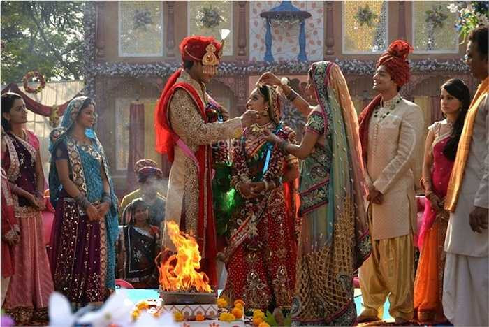 Cả hai đã có một lễ tái hôn đầy màu sắc.