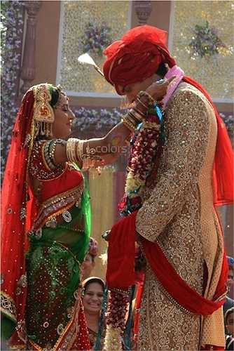 Gương mặt cô dâu trẻ rạng rỡ, ánh lên niềm hạnh phúc.