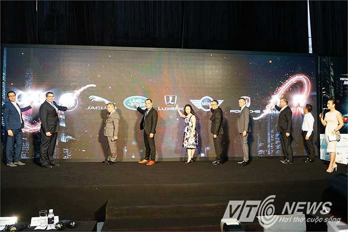 Lần đầu tiên, các nhà nhập khẩu ô tô tổ chức triển lãm riêng sau vài năm chung sân chơi với các thành viên của VAMA. Trong ảnh là các nhà nhập khẩu thực hiện nghi thức khai mạc triển lãm sáng 9/10 tại Triển lãm Giảng Võ, Hà Nội.
