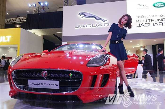 Ngoài những chiếc xe đỉnh cao, các thương hiệu xe sang tham dự triển lãm quy tụ dàn người mẫu hàng đầu, làm nóng triển lãm bởi những màn trình diễn thời trang ấn tượng.