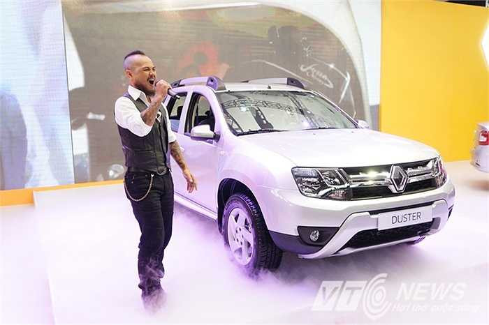 Màn trình diễn sôi động của ca sĩ Trần Lập cùng vũ đoàn tại khu trưng bày của hãng xe Pháp Renault cũng thu hút sự quan tâm đặc biệt của người xem. (Quốc Lâm)