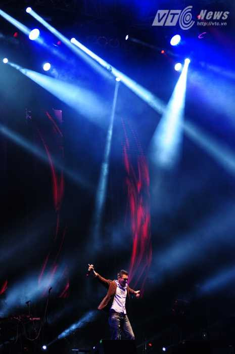 Đông Hùng khuấy đảo hàng ngàn khán giả với một ca khúc cực sôi động - Ảnh: Tùng Đinh