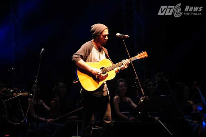 Nam ca sỹ nước ngoài biểu diễn ca khúc sâu lắng hạ nhiệt khán giả
