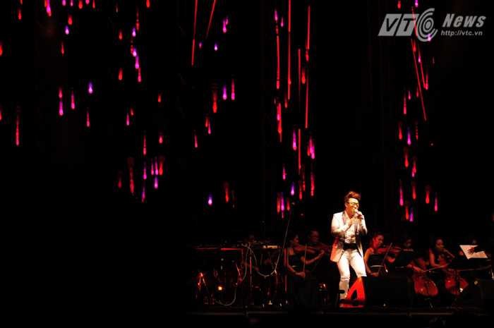 Chàng ca sỹ gắn liền với mưa, Trung Quân Idol - Ảnh: Tùng Đinh