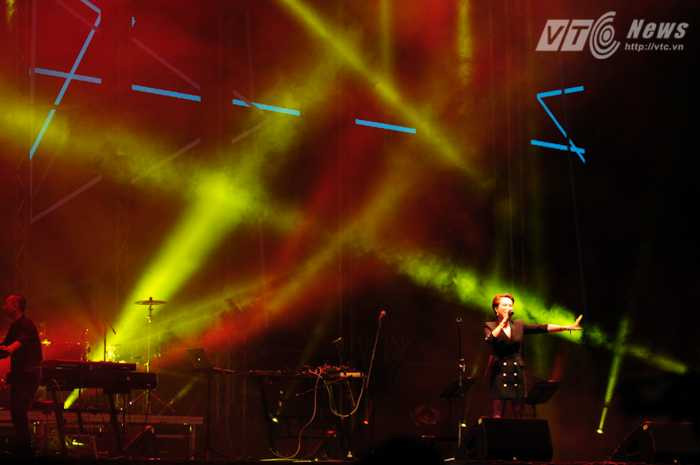 Uyên Linh nổi bật trên sân khấu Monsoon 2015 - Ảnh: Tùng Đinh