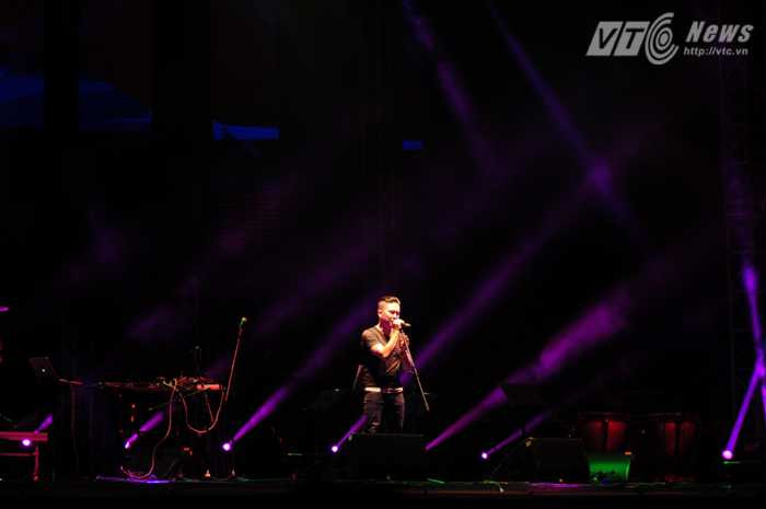 Thái Châu của KOP đem đến cho khán giả Hà Nội một ca khúc sâu lắng - Ảnh: Tùng Đinh