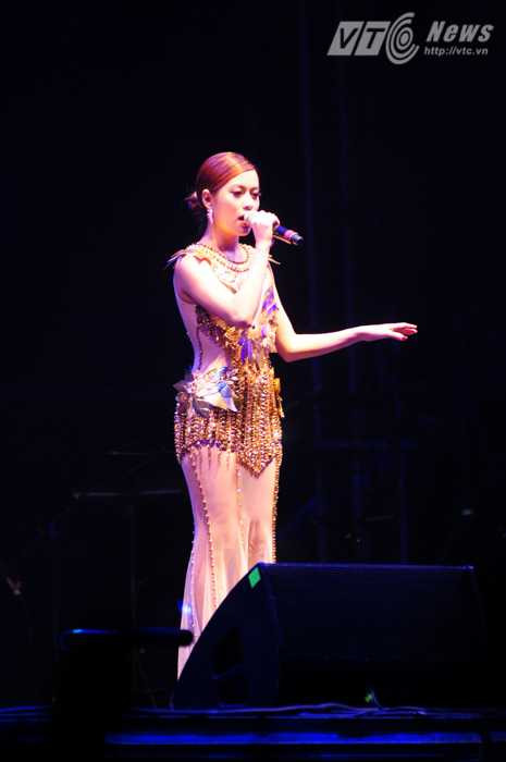 Hoàng Thùy Linh nhẹ nhàng, sâu lắng - Ảnh: Tùng Đinh