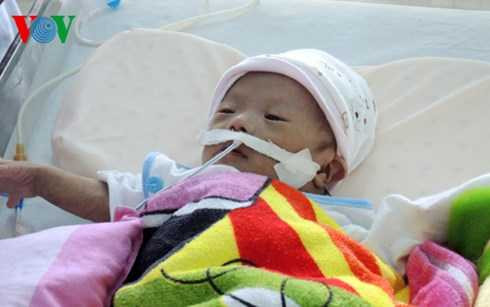 Cháu bé bị bỏ rơi này đang bị kẻ xấu lợi dụng để quyên góp tiền trên mạng <a href='https://vtcnews.vn/xa-hoi.2.0.html' >xã hội</a> facebook.