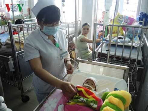 Em bé được các y bác sĩ Bệnh viện Nhi Đồng 1 chăm sóc.