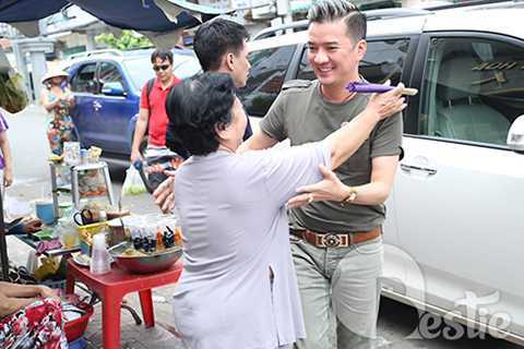 Sự xuất hiện của Đàm Vĩnh Hưng khi đến thăm các cô chú nghệ sĩ lão làng đã nhận được sự đón tiếp nồng hậu.