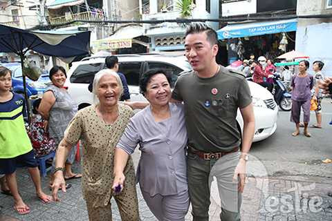 Nữ nghệ sĩ Hồng Sáp (ngoài cùng bên trái) đã rất vui mừng chào đón nam ca sĩ.