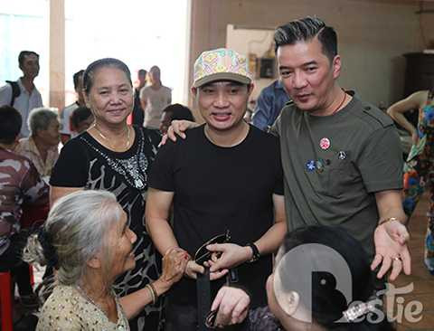 Sau đó ít phút, nam ca sĩ Quang Linh cũng xuất hiện và chung tay góp sức cùng Đàm Vĩnh Hưng. 