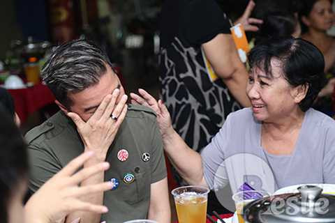 Trước tình cảm mà các nghệ sĩ lão làng dành cho thế hệ đàn em, giọng ca Không phải em đã bùi ngùi xúc động.