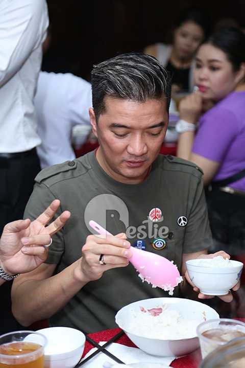 Anh giản dị dùng bữa cơm thân mật do chính các cô chú nghệ sĩ chuẩn bị. Tuy chỉ có mắm và rau nhưng đúng chất nghệ sĩ, khiến Đàm Vĩnh Hưng vô cùng hạnh phúc!