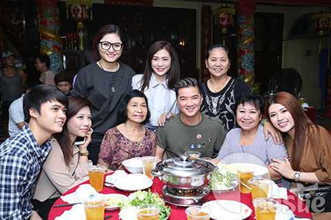 Chia sẻ về lý do đưa các học trò tham gia chuyến từ thiện lần này, Mr Đàm trải lòng: Tôi muốn dắt học trò tham gia chuyến đi từ thiện như thế này để các em có thể thấy được đằng sau ánh hào quang của sân khấu là những khó khăn, vất vả, thậm chí là giọt nước mắt. Qua đó, tôi hi vọng các em sẽ tự rút ra những bài học quý giá và cố gắng theo đuổi con đường nghệ thuật mà Tổ nghiệp đang giao phó. 