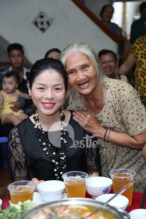 Giọng ca Hãy trả lời em hạnh phúc khi được cùng Mr Đàm sẻ chia khó khăn và mang đến niềm vui cho các nghệ sĩ gạo cội không may gặp cảnh cơ hàn. Trong ảnh, nữ ca sĩ vui vẻ lưu giữ kỉ niệm cùng nghệ sĩ Hồng Sáp.